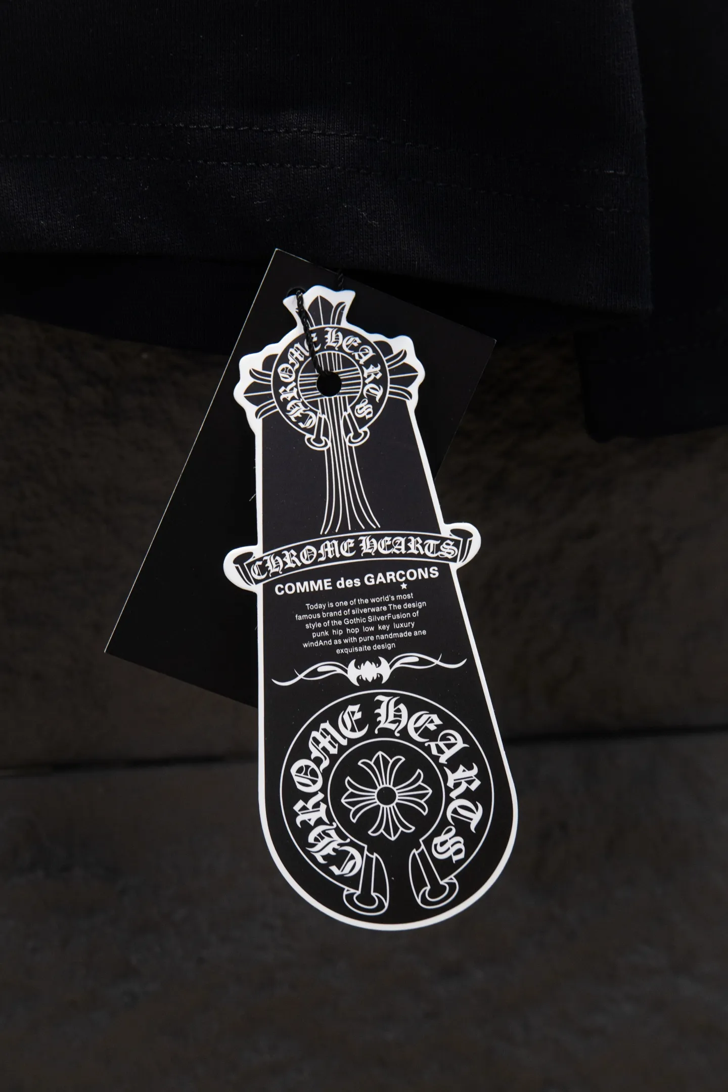 P230 🆕Chrome Hearts os version is really charming and Chrome Hearts is really a must-have. Each season's new version is made to the extreme. It is very practical and can be worn casually. Nice✔️ - ⚠️100% cotton. It is made of 21 double yarns, 300g weight fabric and imported knitted carded cotton. It has moderate thickness, drape and contour, and the upper body is comfortable! ! It is very tolerant to fat body types and can instantly lose five pounds after wearing it!  Specially ordered many Austrian hot diamonds, which have the bling bling effect of natural crystals under the light, with multi-faceted reflective points, and the production cost is extremely high. The laser molding includes a computer engraving machine and a laser machine, which are accurate in units of particles. Finally, it is hot and set at high temperature. After the hot ironing, the firmness needs to be tested repeatedly on the hot stamping. It can show colorful reflections under the light. The collar webbing extends to the shoulders for reinforcement, and the stitching at the joints. The hem and cuffs are all made with 0.2mm gauge double-thread turning. They are carefully produced at a high cost. The attitude of making goods with a magnifying glass restores the quality and effect of the product. The full set of customized accessories is only used to present every detail to customers. Film printing, 50,000 positioning, is very time-consuming. The body is treated with hot diamond elements, which greatly increases the interest of the clothing; unique visual effects. After special treatment, a unique effect is formed. An irregular hem is added to the version. This year's Kroxin is the main version. In the past two years, the oversize version has become the focus of the trend and has been a popular staple in the past two years. The change of designers has made this brand an instant hit. The progressive fashion of the times also needs the blood impact of fresh elements and trendy designs in order to continue its glory! It’s stylish both inside and outside, a must-have for high street travel! An absolute "eye-catching style" that can match couples 💏 Color: Black White Size: S M L XL